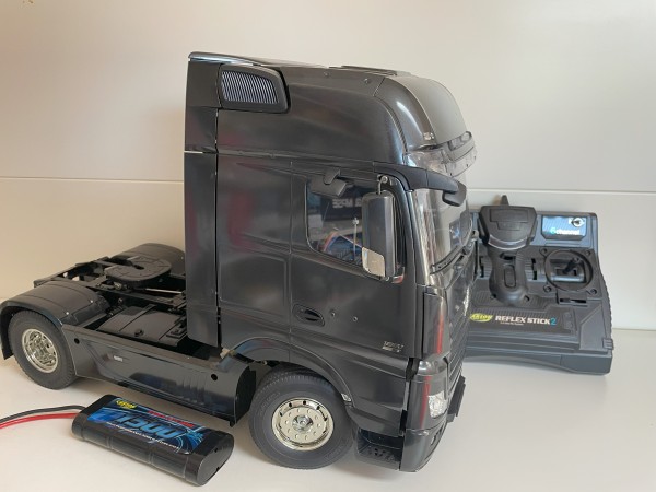 1/14 R/C Mercedes-Benz Actros 1851 GigaSpace (Black Edition). Bausatz komplett aufgebaut