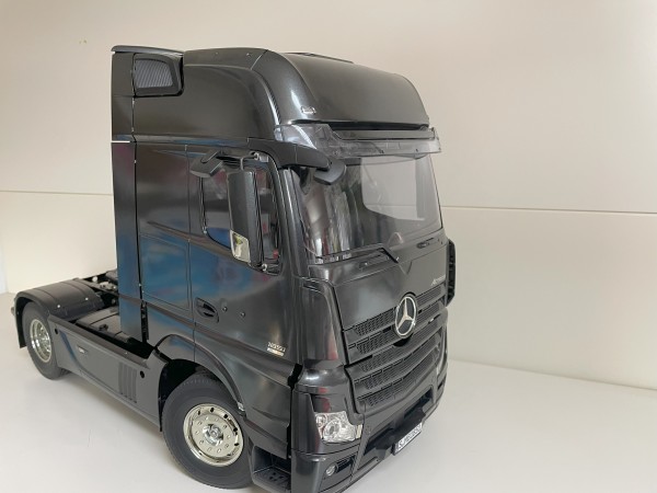 1/14 R/C Mercedes-Benz Actros 1851 GigaSpace (Black Edition). Bausatz komplett aufgebaut